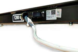Wagi pomostowe KPZ wyposażone są w standardzie w 5m kabel pomiarowy, osłonięty od strony pomostu na wypadek uszkodzeń mechanicznych. Istnieje możliwość przedłużenia kabla pomiarowego w zależności od potrzeb aż do 100m (opcja).