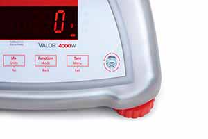 Kompaktowa waga Valor 4000 wyposażona jest w podświetlaną poziomnicę, umiejscowiona dla wygody operatora z przodu wagi, dzięki czemu szybko i sprawnie sprawdzisz czy waga jest odpowiednio wypoziomowana.